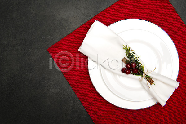 감성 사람없음 JPG 포토 하이앵글 검은배경 겨울 빨간색 상차림 스튜디오촬영 식탁보 실내 열매 접시 크리스마스 크리스마스용품 플랫레이