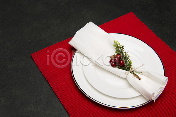 감성 사람없음 JPG 포토 검은배경 겨울 빨간색 상차림 스튜디오촬영 식탁보 실내 열매 접시 크리스마스 크리스마스용품