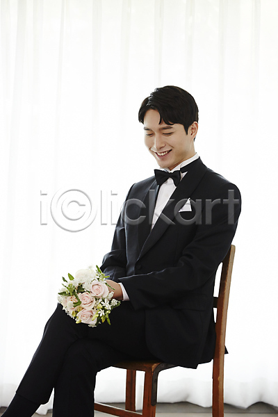 사랑 설레임 즐거움 행복 20대 남자 사람 성인 성인남자한명만 한국인 한명 JPG 옆모습 포토 결혼 미소(표정) 부케 상반신 신랑 실내 앉기 예복 의자 정장 턱시도
