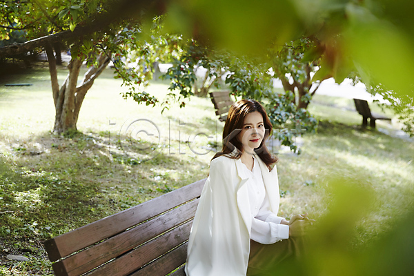 사랑 설레임 행복 30대 사람 성인 성인여자한명만 여자 한국인 한명 JPG 아웃포커스 옆모습 포토 가을(계절) 공원 나무 면사포 미소(표정) 벤치 상반신 신부(웨딩) 앉기 야외 올림픽공원 응시 주간