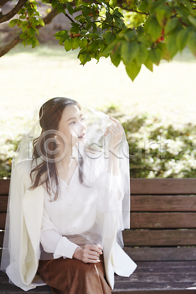 사랑 설레임 행복 30대 사람 성인 성인여자한명만 여자 한국인 한명 JPG 앞모습 포토 가을(계절) 나무 면사포 미소(표정) 벤치 상반신 손짓 신부(웨딩) 앉기 야외 예복 올림픽공원 응시 주간