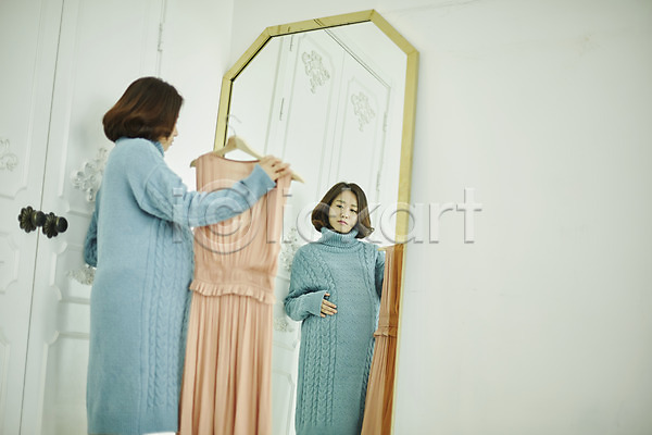 20대 사람 성인 성인여자한명만 여자 한국인 한명 JPG 옆모습 포토 거울 들기 배(신체부위) 부부라이프 상반신 서기 실내 원피스 응시 임산부 임신