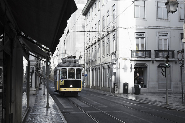사람없음 JPG 포토 흑백 거리 노란색 야외 역 유럽풍경 주간 트램 포르투갈 풍경(경치) 해외풍경