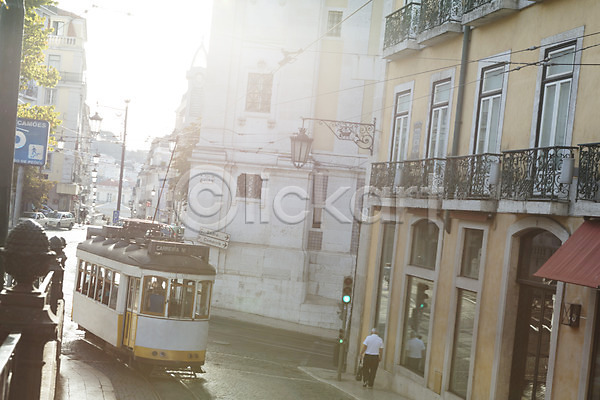 남자 한명 JPG 포토 거리 거리풍경 건축물 보행자 야외 유럽풍경 주간 트램 포르투갈 풍경(경치) 해외풍경