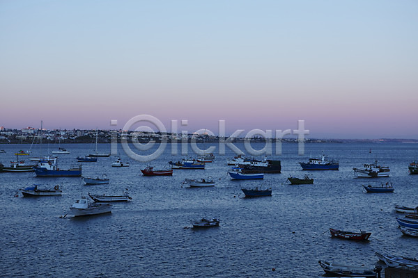 사람없음 JPG 포토 노을 바다 배(교통) 야외 여러대 유럽풍경 주간 포르투갈 풍경(경치) 하늘 해외풍경