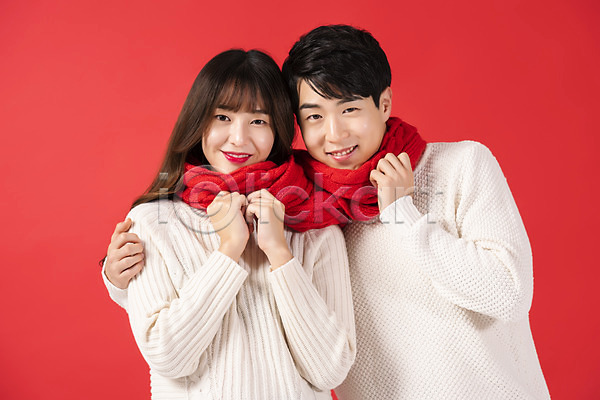 청춘(젊음) 함께함 행복 20대 남자 두명 사람 여자 청년 청년만 한국인 JPG 앞모습 포토 기념일 대학생 목도리 미소(표정) 빨간배경 상반신 스튜디오촬영 실내 응시 이벤트 커플 크리스마스 학생