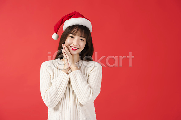 청춘(젊음) 행복 20대 사람 성인여자한명만 여자 청년 청년여자한명만 한국인 한명 JPG 앞모습 포토 기념일 대학생 미소(표정) 빨간배경 산타모자 상반신 손모으기 스튜디오촬영 실내 이벤트 크리스마스 학생