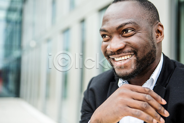 성공 행복 30대 남자 사람 서양인 성인 성인남자한명만 외국인 한명 흑인 JPG 근접촬영 옆모습 포토 미소(표정) 비즈니스 비즈니스라이프 비즈니스맨 상반신 야외 응시 정장 주간 직장인 체코