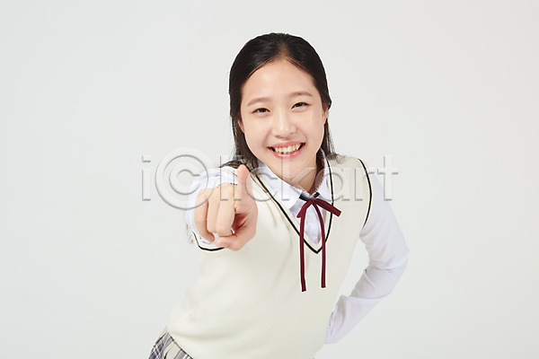 10대 십대여자한명만 여자 중학생 청소년 한국인 한명 JPG 앞모습 포토 가리킴 교복 미소(표정) 상반신 서기 손가락 스튜디오촬영 실내 십대라이프스타일 여중생 여학생 입학 지목 지적 흰배경