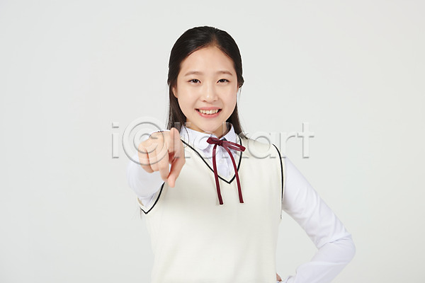 10대 십대여자한명만 여자 중학생 청소년 한국인 한명 JPG 앞모습 포토 가리킴 교복 미소(표정) 상반신 서기 손가락 스튜디오촬영 실내 십대라이프스타일 여중생 여학생 입학 지목 지적 흰배경