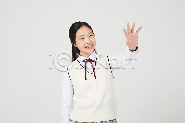 호기심 10대 십대여자한명만 여자 중학생 청소년 한국인 한명 JPG 앞모습 포토 교복 만지기 미소(표정) 상반신 서기 손짓 스튜디오촬영 실내 십대라이프스타일 여중생 여학생 응시 입학 터치 흰배경