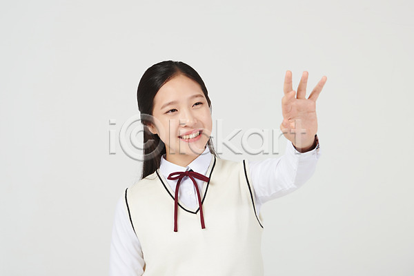 호기심 10대 십대여자한명만 여자 중학생 청소년 한국인 한명 JPG 앞모습 포토 교복 만지기 미소(표정) 상반신 서기 손짓 스튜디오촬영 실내 십대라이프스타일 여중생 여학생 응시 입학 터치 흰배경
