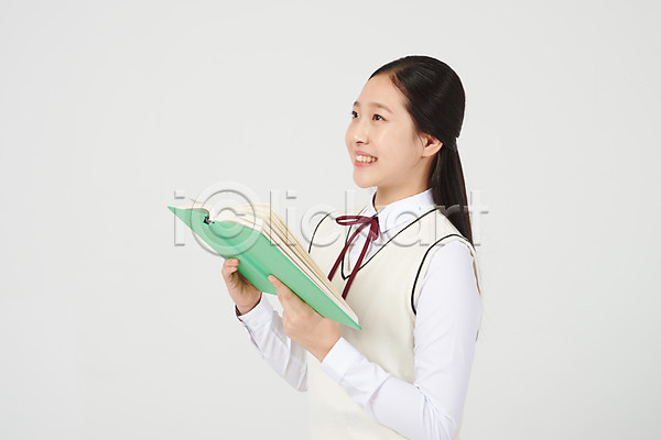10대 십대여자한명만 여자 중학생 청소년 한국인 한명 JPG 옆모습 포토 교복 독서 들기 미소(표정) 상반신 서기 스튜디오촬영 실내 십대라이프스타일 여중생 여학생 올려보기 책 흰배경 힐링
