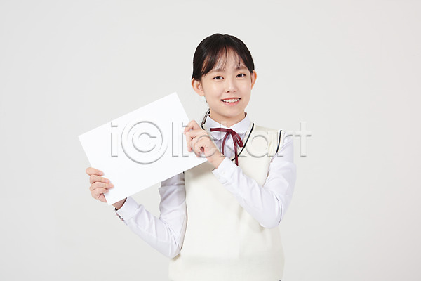 10대 십대여자한명만 여자 중학생 청소년 한국인 한명 JPG 앞모습 포토 교복 들기 미소(표정) 배너 사각프레임 상반신 서기 스튜디오촬영 실내 십대라이프스타일 알림 알림판 여중생 여학생 입학 흰배경