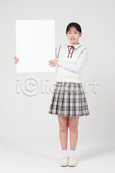 10대 십대여자한명만 여자 중학생 청소년 한국인 한명 JPG 앞모습 포토 교복 들기 미소(표정) 배너 사각프레임 서기 스튜디오촬영 실내 십대라이프스타일 알림 알림판 여중생 여학생 입학 전신 흰배경