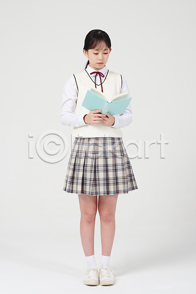 10대 십대여자한명만 여자 중학생 청소년 한국인 한명 JPG 앞모습 포토 교복 내려보기 독서 들기 서기 스튜디오촬영 실내 십대라이프스타일 여중생 여학생 읽기 전신 책 흰배경