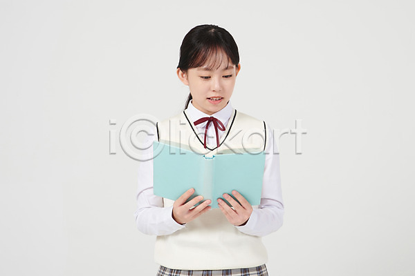 10대 십대여자한명만 여자 중학생 청소년 한국인 한명 JPG 앞모습 포토 교복 내려보기 독서 들기 미소(표정) 상반신 서기 스튜디오촬영 실내 십대라이프스타일 여중생 여학생 읽기 책 흰배경