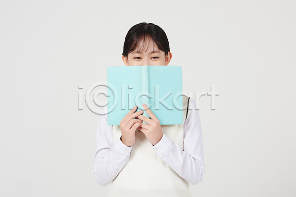 즐거움 10대 십대여자한명만 여자 중학생 청소년 한국인 한명 JPG 앞모습 포토 교복 독서 들기 상반신 서기 스튜디오촬영 실내 십대라이프스타일 여중생 여학생 웃음 책 흰배경