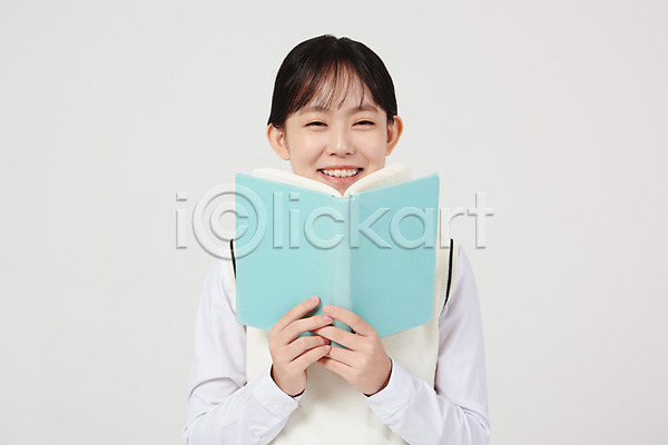 즐거움 10대 십대여자한명만 여자 중학생 청소년 한국인 한명 JPG 앞모습 포토 교복 독서 들기 상반신 서기 스튜디오촬영 실내 십대라이프스타일 여중생 여학생 웃음 읽기 책 흰배경