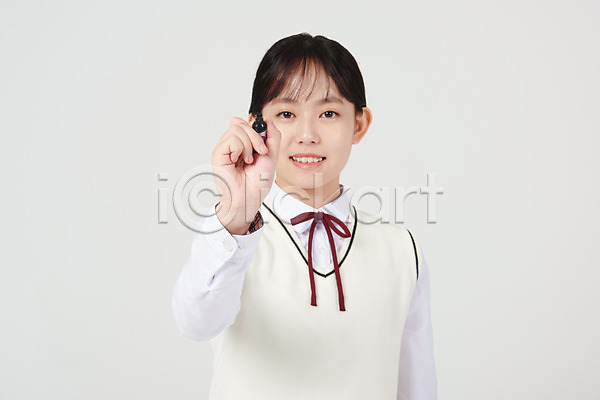 10대 십대여자한명만 여자 중학생 청소년 한국인 한명 JPG 앞모습 포토 교복 기록 들기 미소(표정) 볼펜 상반신 서기 스튜디오촬영 실내 십대라이프스타일 여중생 여학생 흰배경
