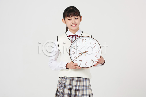 준비 10대 십대여자한명만 여자 중학생 청소년 한국인 한명 JPG 앞모습 포토 9시 교복 들기 등교 미소(표정) 상반신 서기 스튜디오촬영 시간 시계 실내 십대라이프스타일 알림 여중생 여학생 학교 흰배경