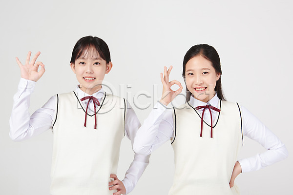 우정 10대 두명 십대여자만 여자 중학생 청소년 한국인 JPG 앞모습 포토 OK 교복 긍정 미소(표정) 상반신 서기 손가락 손짓 스튜디오촬영 실내 십대라이프스타일 여중생 여학생 입학 확인 흰배경