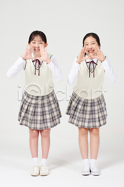 우정 10대 두명 십대여자만 여자 중학생 청소년 한국인 JPG 앞모습 포토 교복 대화 말하기 미소(표정) 서기 스튜디오촬영 실내 십대라이프스타일 여중생 여학생 외침 입학 전신 친구 흰배경