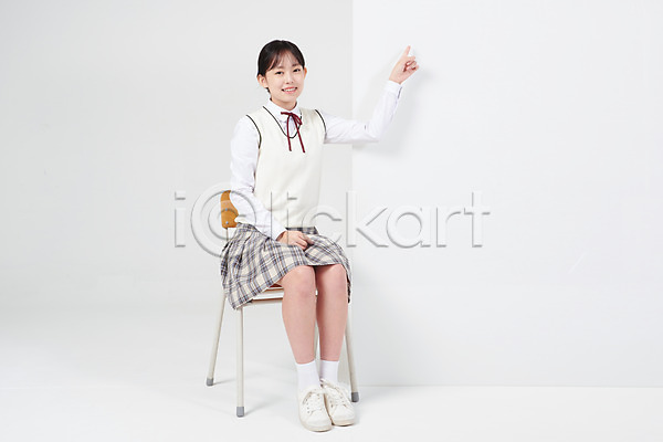 10대 십대여자한명만 여자 중학생 청소년 한국인 한명 JPG 앞모습 포토 교복 미소(표정) 배너 사각프레임 손짓 스튜디오촬영 실내 십대라이프스타일 앉기 알림 알림판 여중생 여학생 의자 전신 흰배경