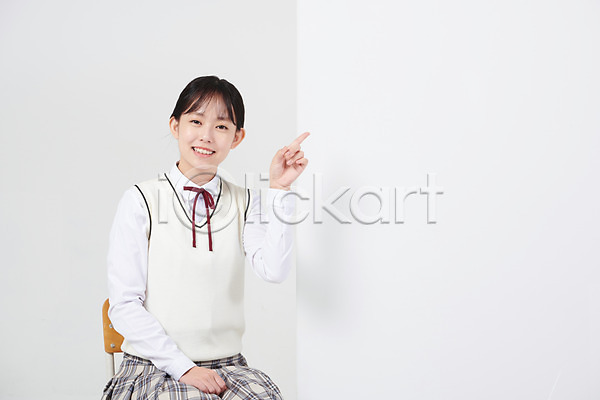 10대 십대여자한명만 여자 중학생 청소년 한국인 한명 JPG 앞모습 포토 교복 미소(표정) 배너 사각프레임 상반신 손짓 스튜디오촬영 실내 십대라이프스타일 앉기 알림 알림판 여중생 여학생 흰배경