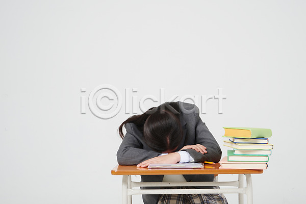 졸음 피곤 10대 십대여자한명만 여자 중학생 청소년 한국인 한명 JPG 앞모습 포토 과제 교복 상반신 스튜디오촬영 실내 십대라이프스타일 앉기 엎드리기 여중생 여학생 의자 책 책더미 책상 흰배경