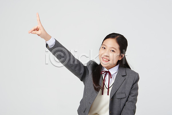 10대 십대여자한명만 여자 중학생 청소년 한국인 한명 JPG 앞모습 포토 교복 미소(표정) 상반신 손들기 손짓 스튜디오촬영 실내 십대라이프스타일 앉기 알림 여중생 여학생 한가지 흰배경