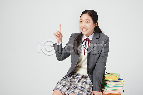 10대 십대여자한명만 여자 중학생 청소년 한국인 한명 JPG 앞모습 포토 걸터앉기 교복 미소(표정) 상반신 손짓 스튜디오촬영 실내 십대라이프스타일 여중생 연필 의자 책 책더미 책상 한가지 흰배경