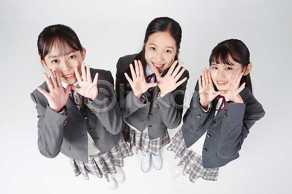 우정 즐거움 행복 10대 세명 십대여자만 여자 중학생 청소년 한국인 JPG 앞모습 포토 하이앵글 교복 미소(표정) 서기 손들기 손짓 스튜디오촬영 실내 십대라이프스타일 여중생 여학생 외침 전신 흰배경