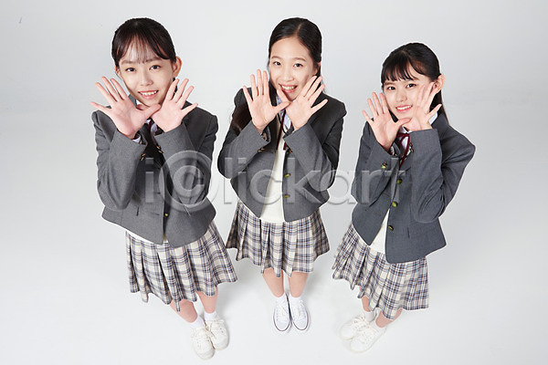 우정 즐거움 행복 10대 세명 십대여자만 여자 중학생 청소년 한국인 JPG 앞모습 포토 하이앵글 교복 미소(표정) 서기 손들기 손짓 스튜디오촬영 실내 십대라이프스타일 여중생 여학생 외침 이야기 전신 흰배경