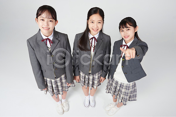 우정 즐거움 행복 10대 세명 십대여자만 여자 중학생 청소년 한국인 JPG 앞모습 포토 하이앵글 교복 미소(표정) 서기 손짓 스튜디오촬영 실내 십대라이프스타일 여중생 여학생 전신 찌르기 친구 터치 흰배경