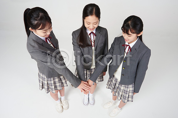 결심 우정 협력 10대 세명 십대여자만 여자 중학생 청소년 한국인 JPG 앞모습 옆모습 포토 하이앵글 교복 미소(표정) 서기 손모으기 스튜디오촬영 실내 십대라이프스타일 여중생 여학생 전신 친구 흰배경