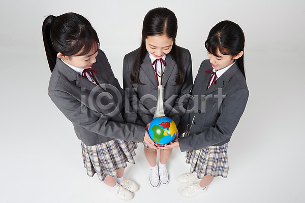 미래 우정 협력 10대 세명 십대여자만 여자 중학생 청소년 한국인 JPG 앞모습 옆모습 포토 하이앵글 교복 들기 미소(표정) 서기 세계 스튜디오촬영 실내 십대라이프스타일 여중생 여학생 전신 지구본 친구 흰배경