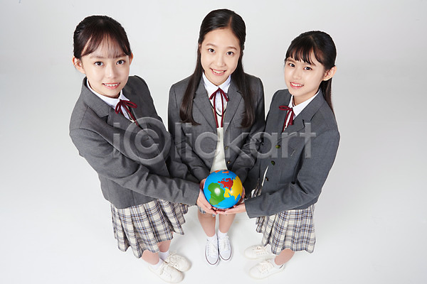 결심 미래 우정 협력 10대 세명 십대여자만 여자 중학생 청소년 한국인 JPG 앞모습 옆모습 포토 교복 들기 미소(표정) 서기 세계 스튜디오촬영 실내 십대라이프스타일 여중생 전신 지구본 친구 흰배경