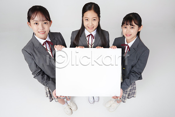 우정 협력 10대 세명 십대여자만 여자 중학생 청소년 한국인 JPG 앞모습 포토 하이앵글 교복 들기 배너 사각프레임 서기 스튜디오촬영 실내 십대라이프스타일 알림판 여중생 여학생 전신 친구 흰배경