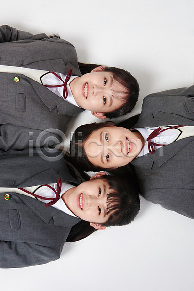 우정 즐거움 10대 세명 십대여자만 여자 중학생 청소년 한국인 JPG 앞모습 포토 하이앵글 교복 나란히 눕기 미소(표정) 상반신 스튜디오촬영 실내 십대라이프스타일 여중생 여학생 웃음 친구 흰배경
