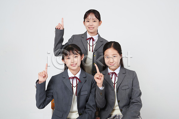 우정 즐거움 추억(회상) 10대 세명 십대여자만 여자 중학생 청소년 한국인 JPG 앞모습 포토 교복 미소(표정) 상반신 서기 손모양 스튜디오촬영 실내 십대라이프스타일 앉기 여중생 여학생 친구 흰배경