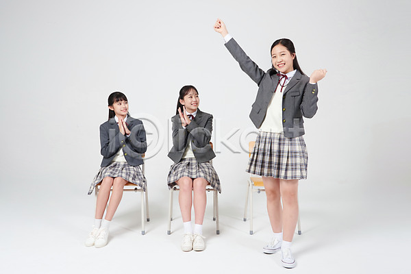 즐거움 행복 10대 세명 십대여자만 여자 중학생 청소년 한국인 JPG 앞모습 포토 교복 미소(표정) 박수 서기 스튜디오촬영 실내 십대라이프스타일 앉기 여중생 여학생 웃음 의자 자랑 전신 친구 칭찬 흰배경