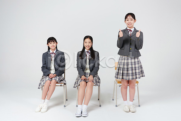 10대 세명 십대여자만 여자 중학생 청소년 한국인 JPG 앞모습 포토 교복 미소(표정) 서기 손짓 스튜디오촬영 실내 십대라이프스타일 앉기 여중생 여학생 웃음 의자 자랑 전신 최고 친구 칭찬 흰배경