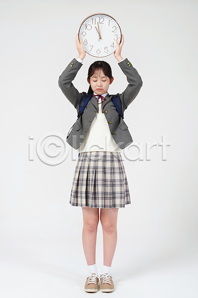 10대 십대여자한명만 여자 중학생 청소년 한국인 한명 JPG 앞모습 포토 교복 눈감음 들기 서기 스튜디오촬영 시계 실내 십대라이프스타일 여중생 여학생 전신 지각 체벌 학교 흰배경