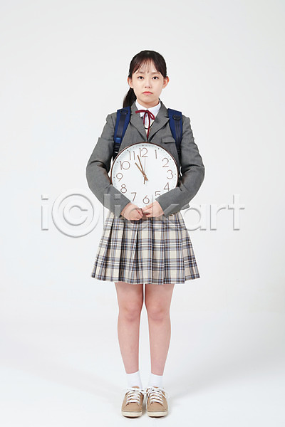 10대 십대여자한명만 여자 중학생 청소년 한국인 한명 JPG 앞모습 포토 교복 들기 무표정 스튜디오촬영 시계 실내 십대라이프스타일 여중생 여학생 전신 책가방 학교 흰배경