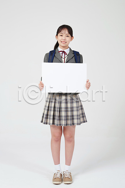 10대 십대여자한명만 여자 중학생 청소년 한국인 한명 JPG 앞모습 포토 교복 들기 미소(표정) 배너 사각프레임 서기 스튜디오촬영 실내 십대라이프스타일 알림 알림판 여중생 입학 전신 책가방 흰배경