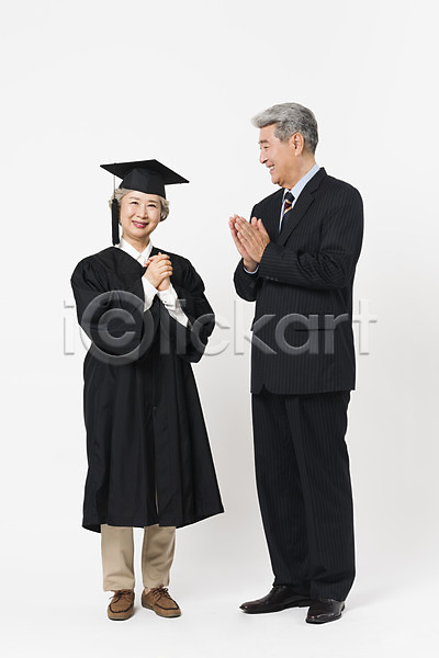 축하 60대 70대 남자 노년 노인만 두명 사람 여자 한국인 JPG 앞모습 옆모습 포토 노부부 대학교 미소(표정) 박수 서기 스튜디오촬영 실내 실버라이프 응시 전신 졸업 졸업가운 평생교육 학사모 할머니 할아버지 흰배경
