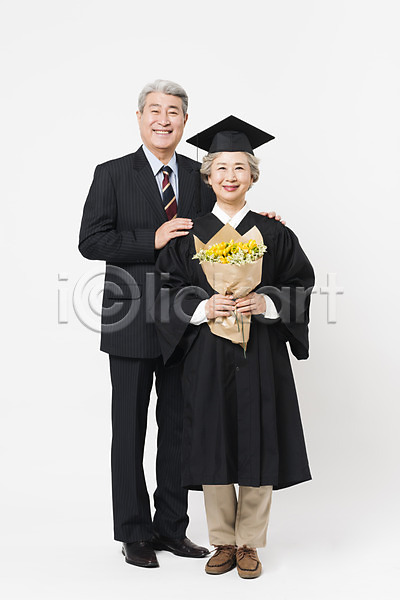 축하 60대 70대 남자 노년 노인만 두명 사람 여자 한국인 JPG 앞모습 포토 꽃다발 노부부 대학교 들기 미소(표정) 서기 스튜디오촬영 실내 실버라이프 어깨에손 응시 전신 졸업 졸업가운 학사모 흰배경