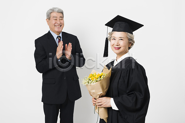 축하 60대 70대 남자 노년 노인만 두명 사람 여자 한국인 JPG 앞모습 옆모습 포토 꽃다발 노부부 대학교 들기 미소(표정) 박수 상반신 스튜디오촬영 실내 실버라이프 응시 졸업 졸업가운 평생교육 학사모 할머니 할아버지 흰배경