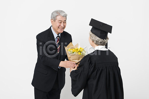 축하 60대 70대 남자 노년 노인만 두명 사람 여자 한국인 JPG 뒷모습 옆모습 포토 꽃다발 노부부 들기 마주보기 미소(표정) 상반신 스튜디오촬영 실내 실버라이프 응시 졸업 졸업가운 주기 학사모 흰배경